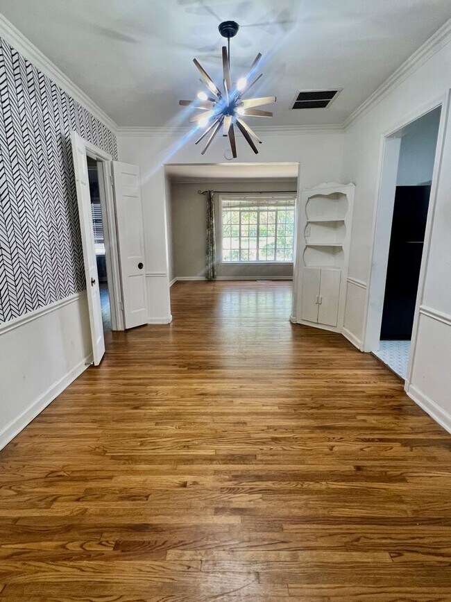 Building Photo - Charming Midtown Bungalow Close to TU, Hil...