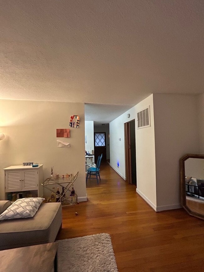 Foto del edificio - 3-4 Bedroom townhome off MLK and close to ...