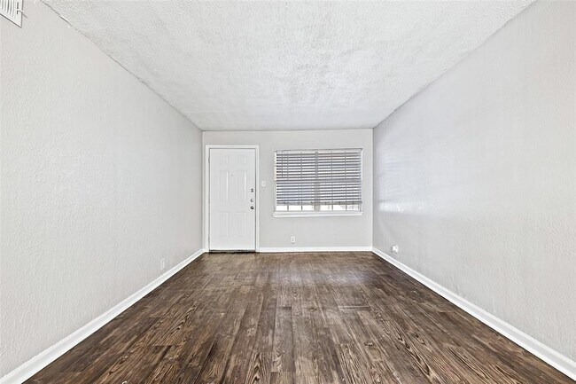 Building Photo - 5414 Reiger Ave