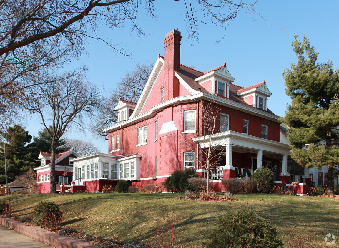 Primary Photo - 2444 Pillsbury Ave