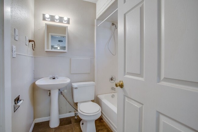 Building Photo - Pre Leasing for June 2026! 3/1 in Tech Terrace!