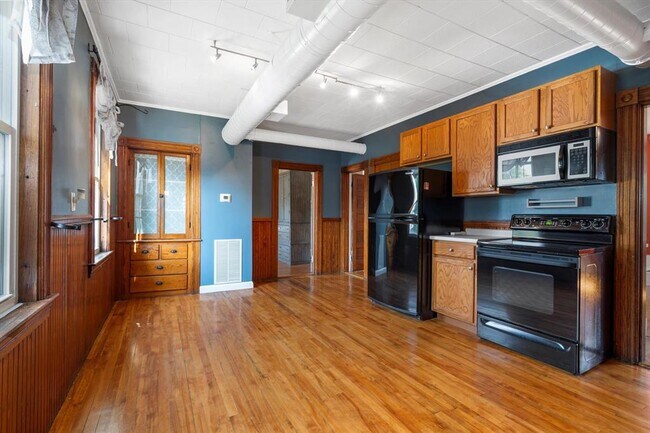 Eat-in kitchen - 33 Krakow Ave