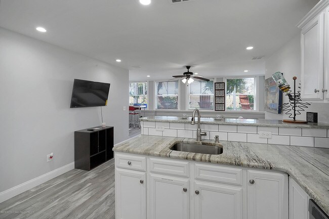 Foto del edificio - 102 Lake Ave