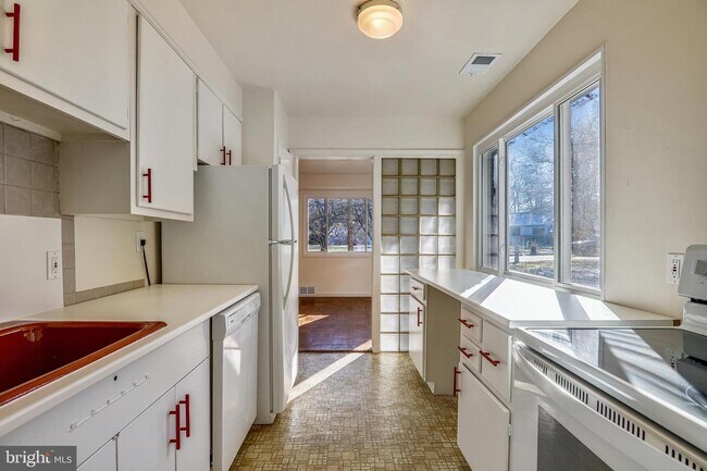Foto del edificio - 4004 Beechwood Rd