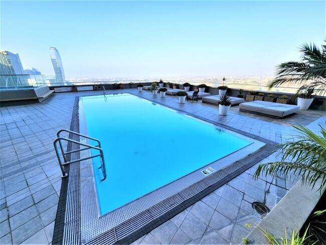 Foto del edificio - Sky-High Urban Living at 1100 Wilshire! St...