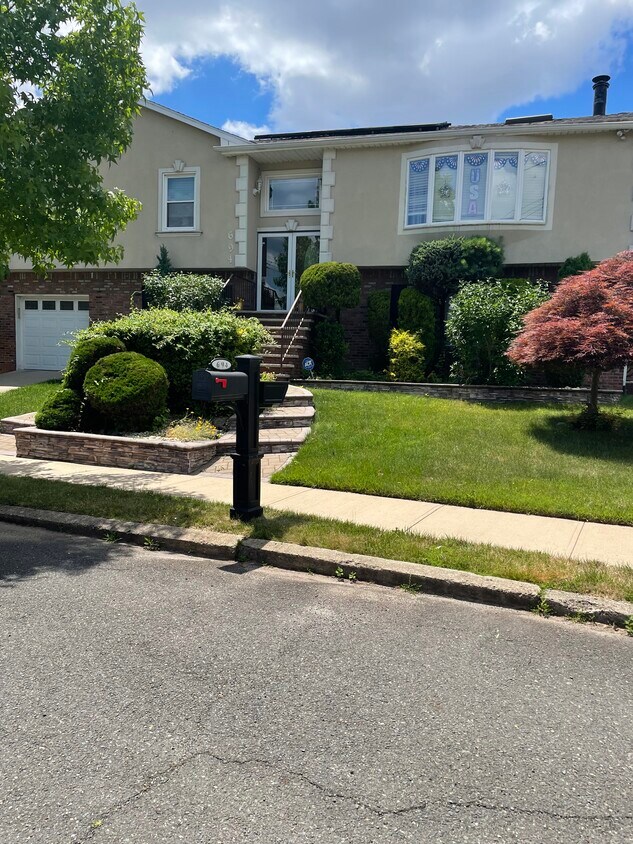 Foto principal - 694 Maguire Ave