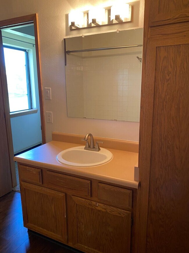 Building Photo - Village Seven 2 Bedroom Townhome with Wood...