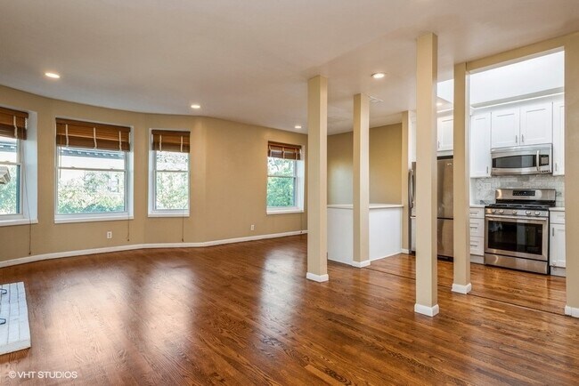 Building Photo - 4026 N Clarendon Ave