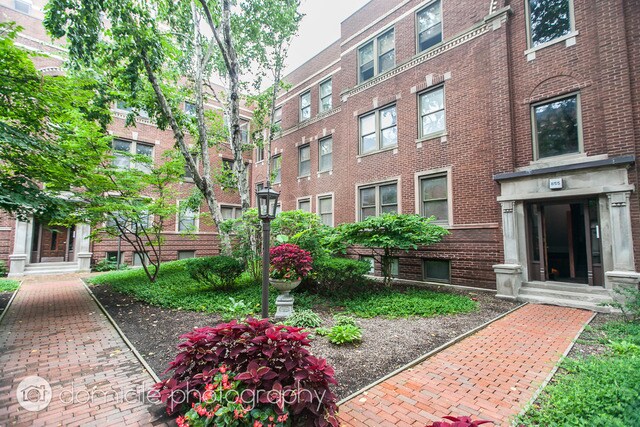 Foto principal - 853 W Barry Ave