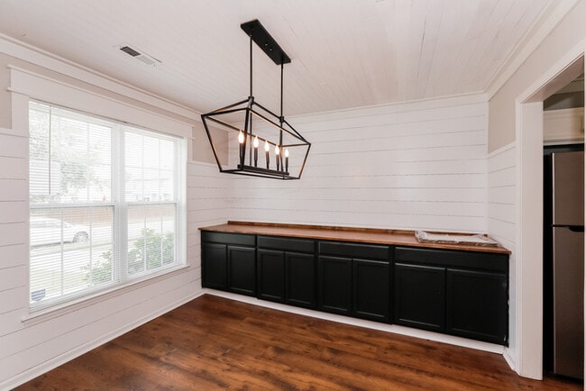 Building Photo - 709 Barbee Farm Dr
