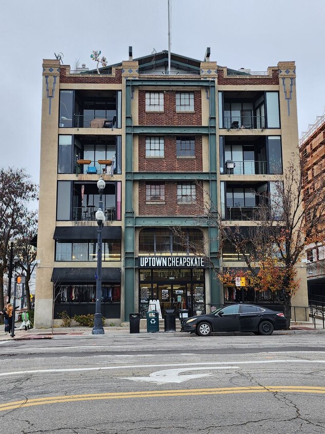 Foto principal - RARELY Available Dakota Lofts Condo! Indus...