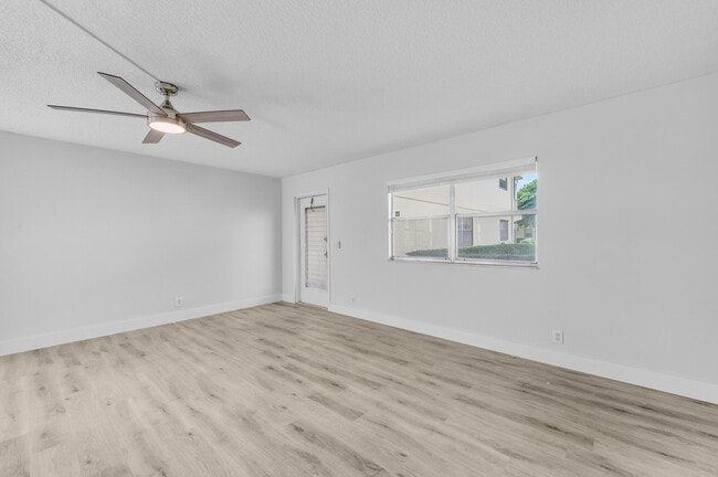 Building Photo - 59 Saxony B