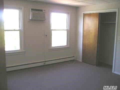 Building Photo - 19 Bellport Ln