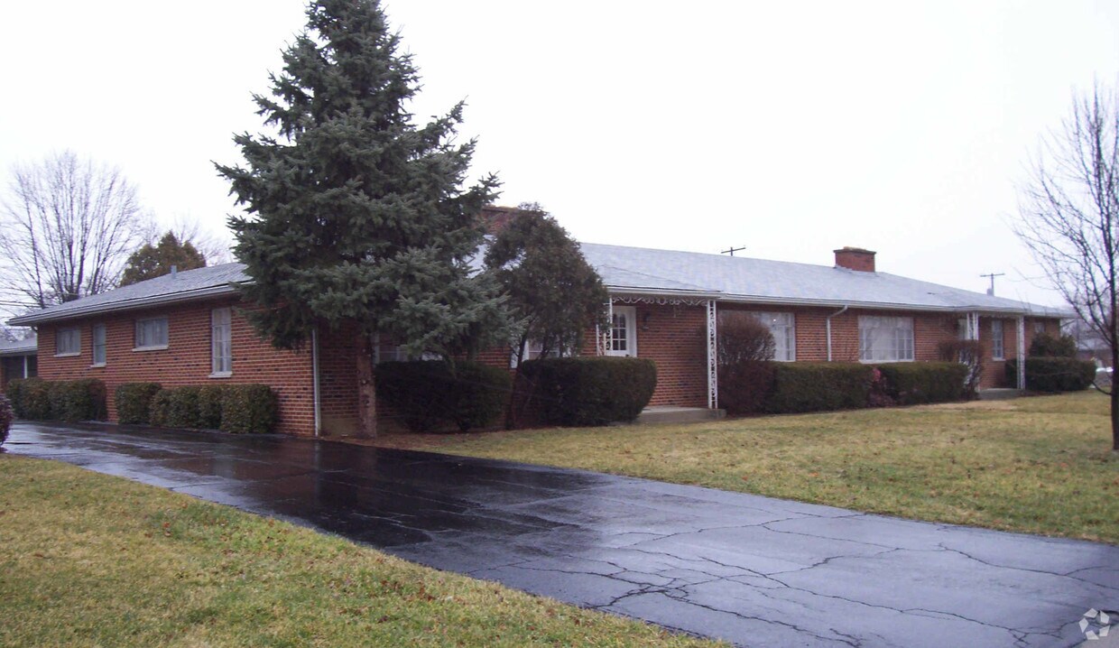 Building Photo - 1790-1796 Ridgecliff Rd