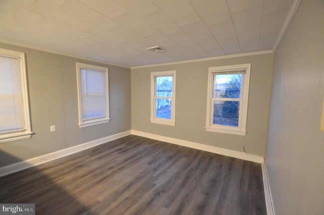 Building Photo - 374 Farnsworth Ave