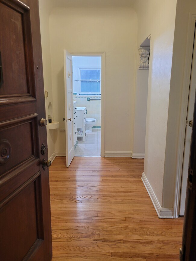 Building Photo - 432 S Cochran Ave