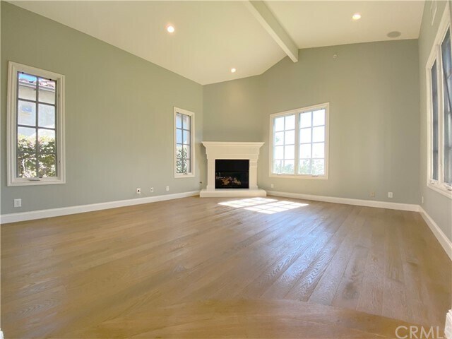 Building Photo - 6 Serenity