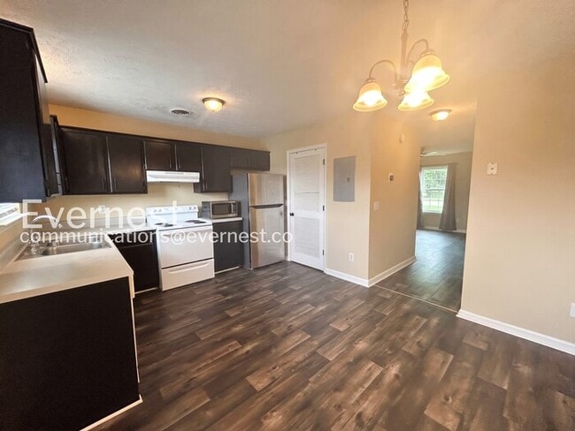 Building Photo - 2-Bed/1.5-Bath Town Home/Available Now!