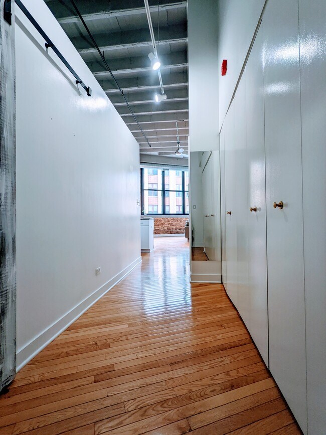 Building Photo - 1601 W School St