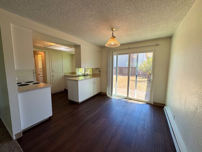 Foto del edificio - 3 Bedroom Duplex off Gilham Rd.