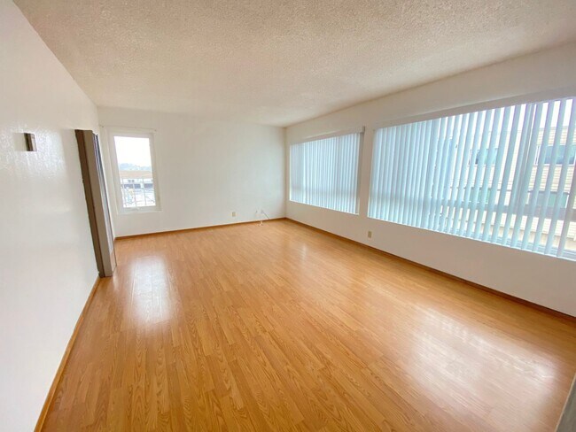 Building Photo - 262Price