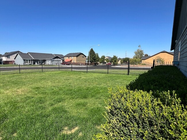 Building Photo - Beautiful Well Kept Home in Crossroad Neig...