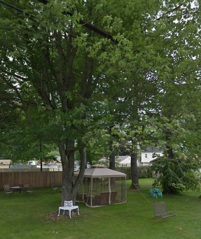 Foto del edificio - Cozy 3-Bedroom Home with Full Basement & Classic Charm