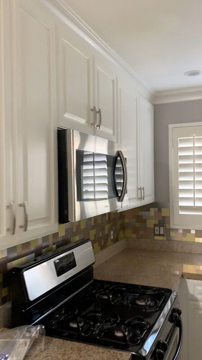 kitchen - 5525 Canoga Ave