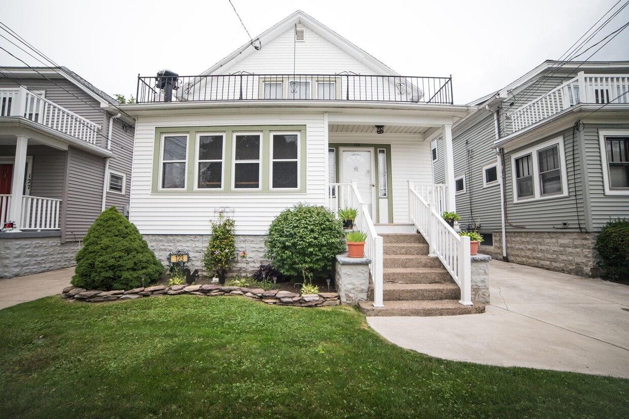 Primary Photo - 123 Springville Ave