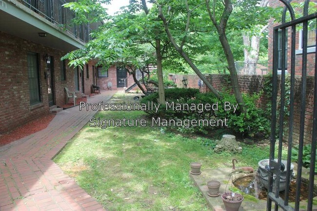 Foto del edificio - 2109 Edgeland Ave