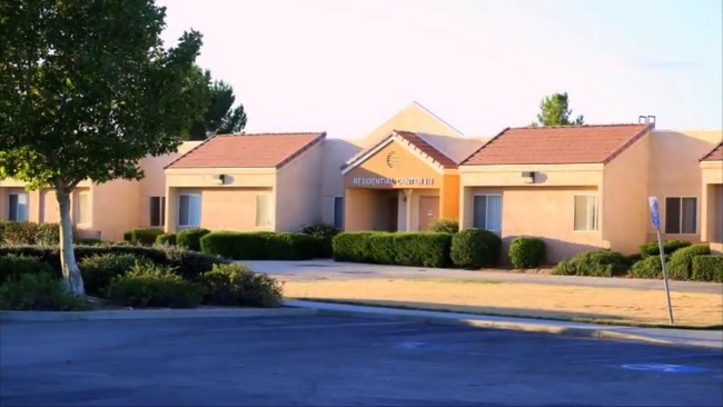Apartments estudio para mayores de 55 años & más de edad - 3700 W Ave L