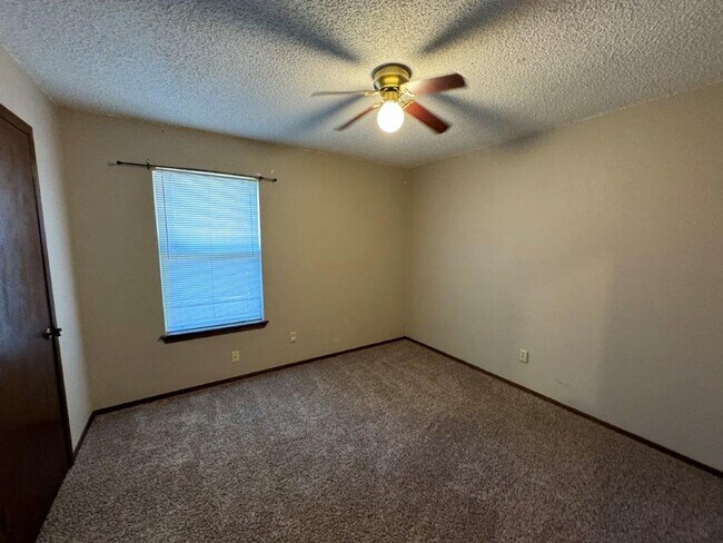 Building Photo - 3 bed 2 bath, In Moore Schools, fenced yar...