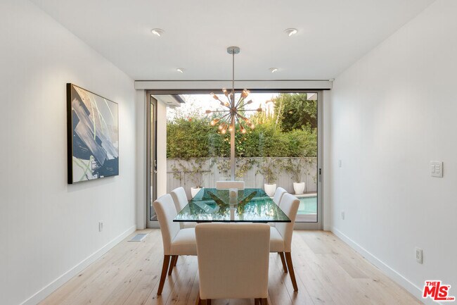 Building Photo - 1611 Sunset Plaza Dr