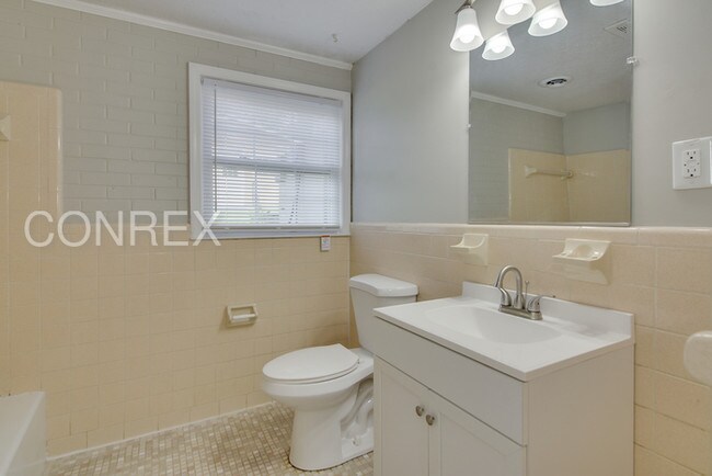 Building Photo - Newly Renovated Conrex Home!