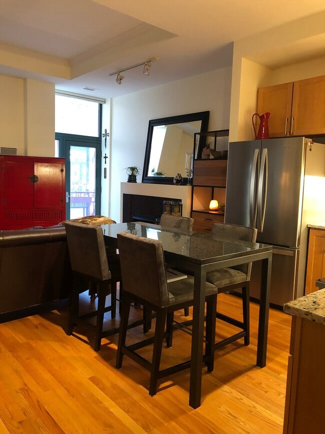 Photo - 208 W Washington St Apartment