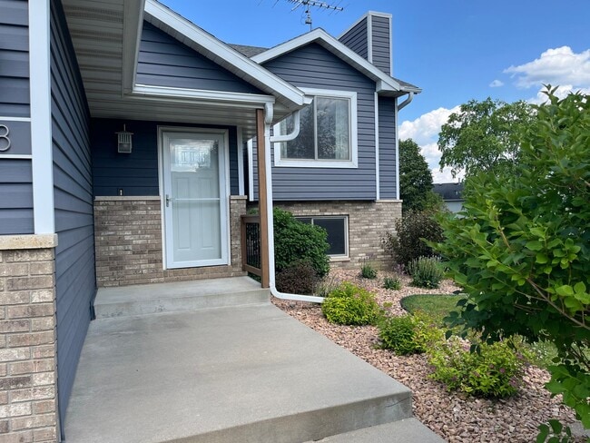 Building Photo - Beautifully Updated 4-Bed Home in Prime NW Location!