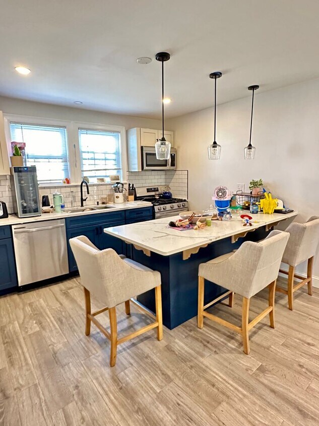 Primary Photo - Renovated 3bed/1bath with Laundry and Park...