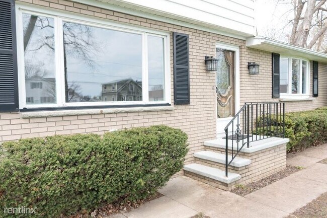 Foto del edificio - 3 br, 2 bath House - 67 Cranberry Rd