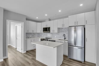 Building Photo - 104 Garment St