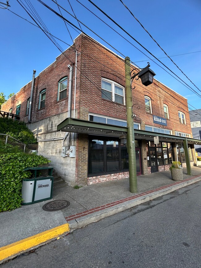 Building Photo - 834 Bay St