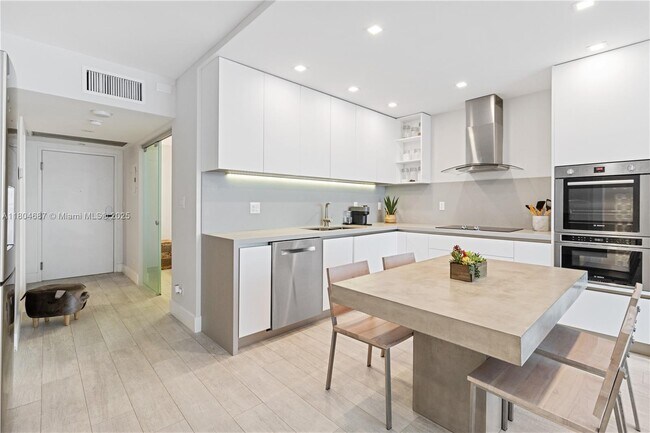 Building Photo - 2301 Collins Ave