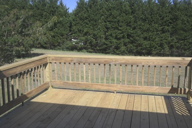 Building Photo - 3-bed, 2-bath house on 1.2 acres with stunning views of the mountains