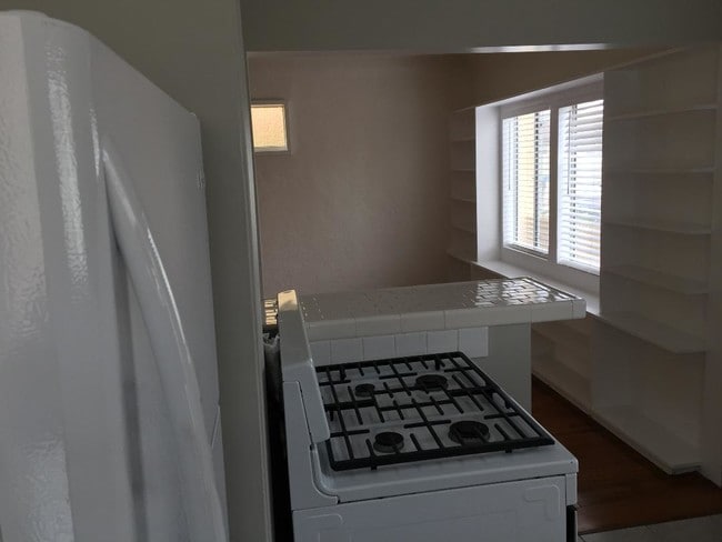 Kitchen - 5112 E First St