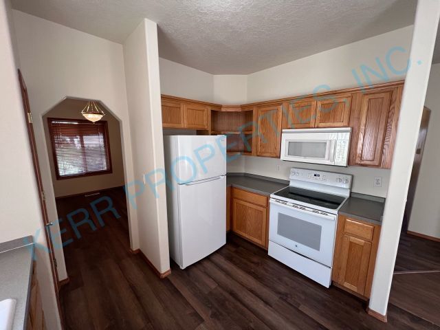 Foto del edificio - Charming 3-Bedroom Fairview Retreat with Spacious 1611 Sq Ft Living Space & 2 Full Baths!