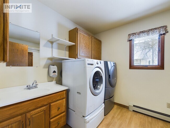 Foto del edificio - Large 4 Bedroom / 3.5 Bathroom/ 3 Car Garage