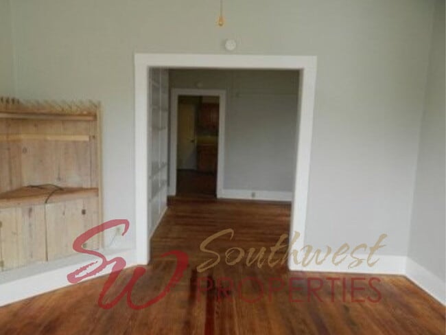 Building Photo - Charming 2 Bedroom Home with Hardwood Floors, Bay Window, High Ceilings + Fenced Yard!