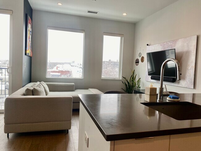 Sala de estar con ventanas orientadas al sur. - 1300 N Ogden St