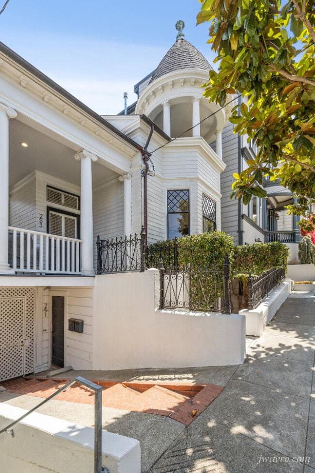 Building Photo - 251 Collingwood St