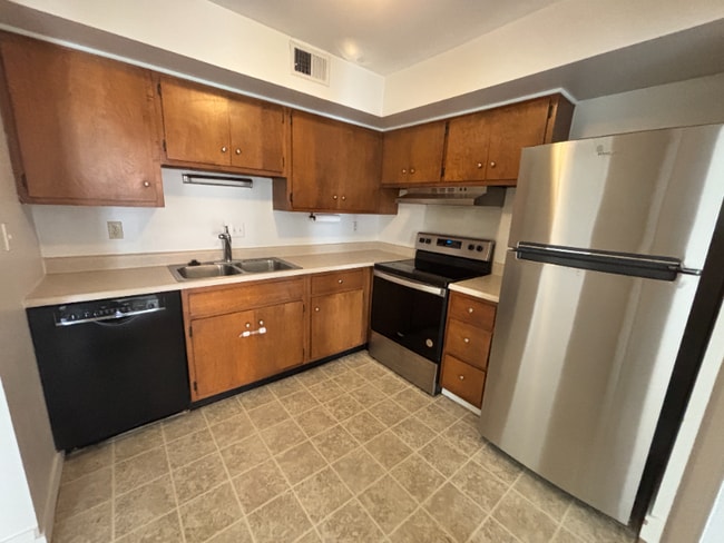 Building Photo - 734 W Kilgore Rd