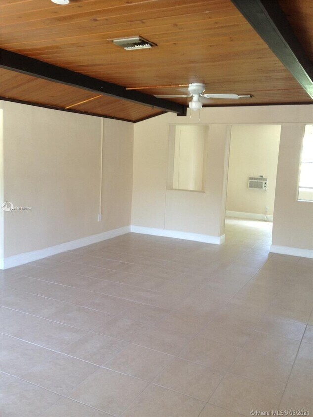 Foto principal - 350 NE 161st St